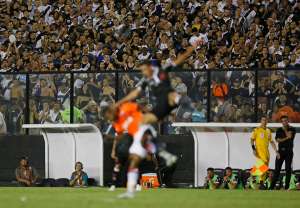 Torcedores do Vasco entram em conflito com a PM após empate em São Januário