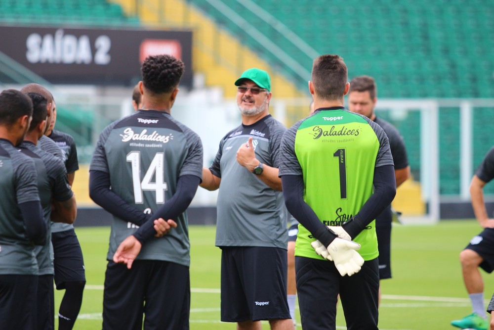Maikon Leite não consegue explicar a queda de rendimento do Figueirense na Série B