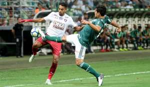 Jogadores do Fluminense cobram dirigente por pagamentos e clima esquenta