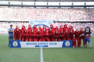 Jogadores fantasiados, palavrão em faixa e goleada: a festa do título do Fortaleza