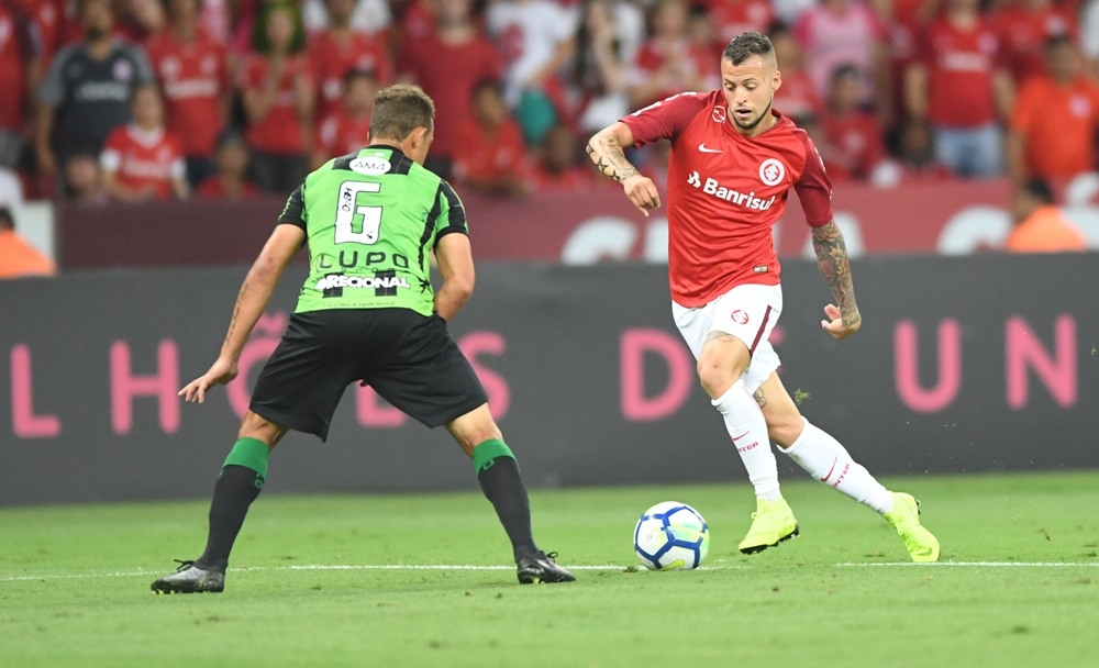 O Internacional venceu o América-MG, por 2 a 0, em Porto Alegre, e está a cinco pontos do Palmeiras