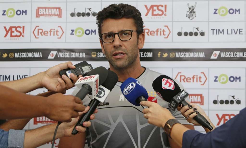 Em entrevista coletiva nesta sexta-feira, véspera do duelo, o técnico Alberto Valentim não confirmou a presença de Maxí Lopez