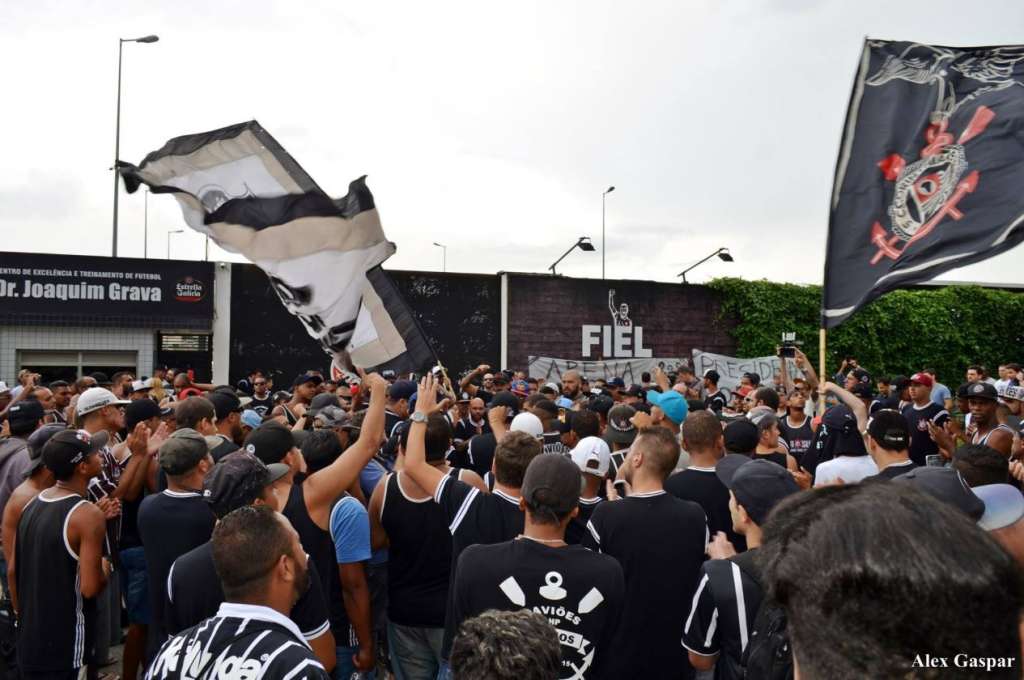 Cerca de 300 pessoas foram até o CT do Corinthians protestar contra a má fase do time
