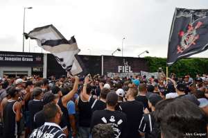 Torcida do Corinthians faz protesto e se reúne com dirigentes antes da 