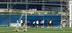 De volta a Porto Alegre, Grêmio treina sem Luan e com Léo Moura de 'curinga'