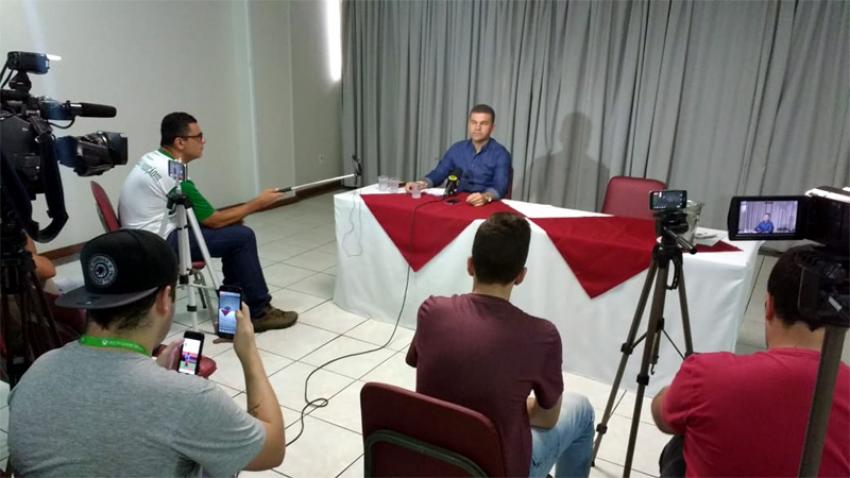 Umberto Louzer falou em entrevista coletiva, no Hotel Nacional Inn, em Campinas, sobre os fatos e o incomodo de sua saída do Guarani - Divulgação