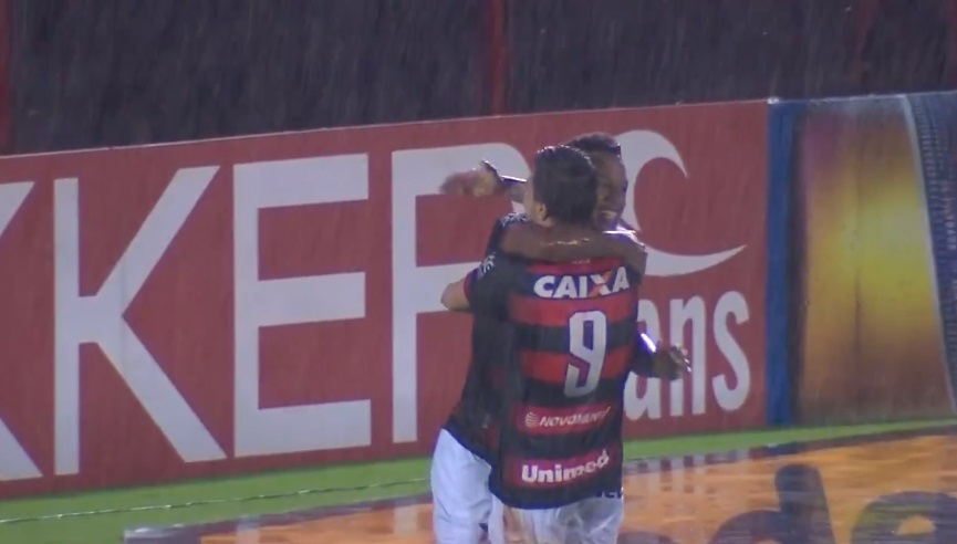 André Luis comemora com Renato Kayzer o gol que deu a vitória ao Atlético-GO sobre o São Bento