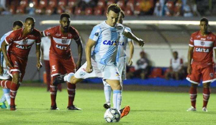 Dagoberto cobrou com categoria o pênalti, em seu 17.º gol na Série B. Foto: Gustavo Oliveira.
