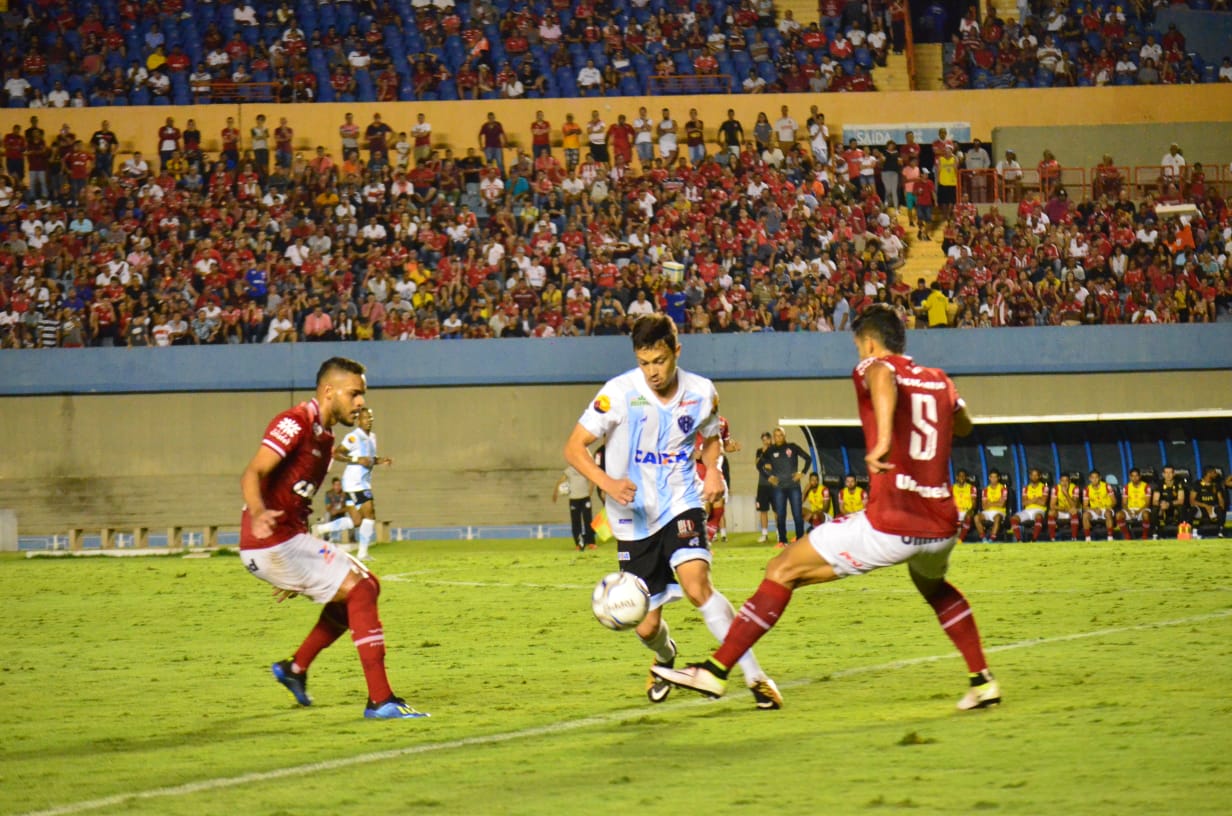Série B: Vila Nova leva pequena vantagem em confrontos com o Criciúma