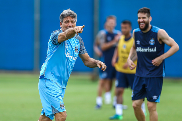 Renato Gaúcho fecha treino e mantém dúvida sobre escalação do Grêmio