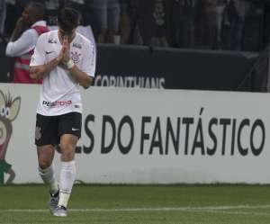 Vital lamenta situação do Vasco e comemora gol no Corinthians: 'Vou fazer o quê?'