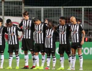 Elias elogia postura adotada pelo Atlético após expulsão de Fábio Santos