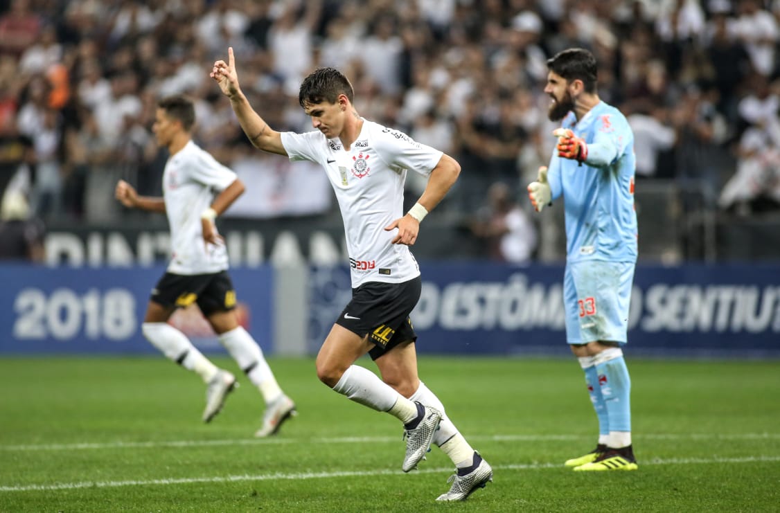 BRASILEIRÃO: Corinthians vence confronto direto; Atlético-PR segue na cola do Galo