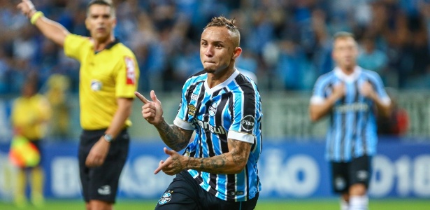 Artilheiro do Grêmio, Everton fala sobre proposta do Manchester United