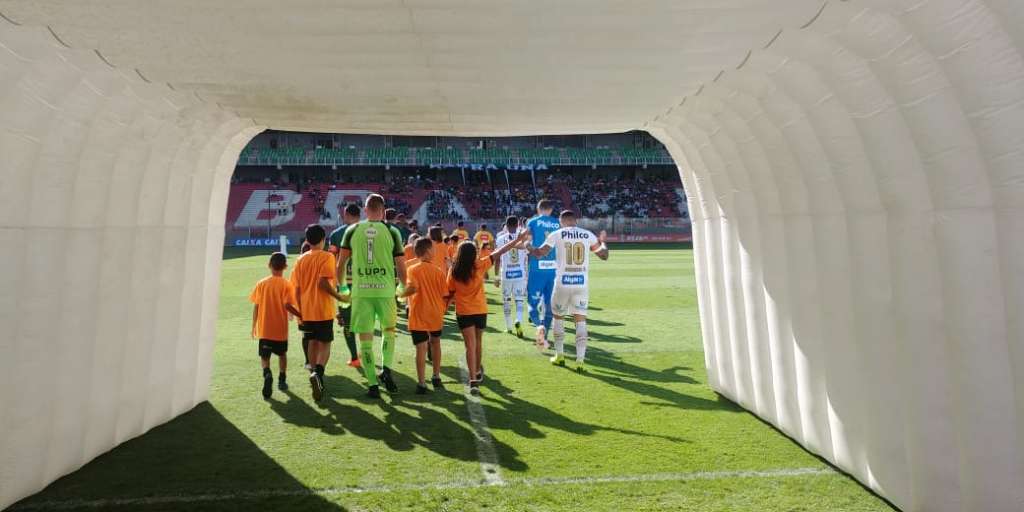 Pancada no joelho de Bruno Henrique preocupa Santos para reta final da temporada