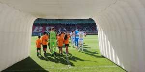 Pancada no joelho de Bruno Henrique preocupa Santos para reta final da temporada