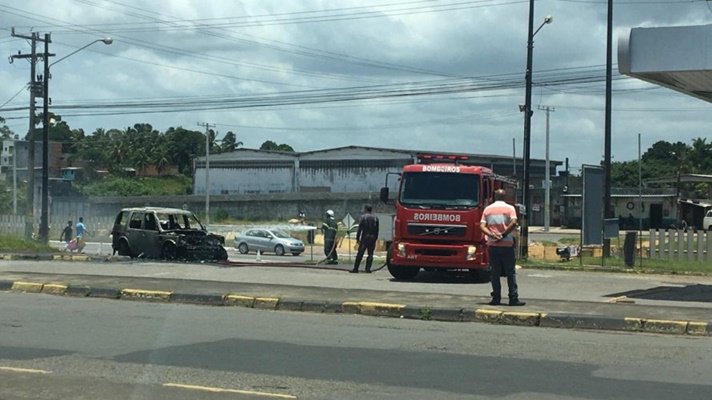 Carro do presidente do Bahia pega fogo, mas não deixa feridos