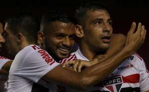 Lateral treina e não deve desfalcar o São Paulo em São Januário