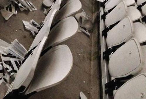 Muitas cadeiras foram quebradas pelos vascaínos em Itaquera