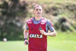 'O favoritismo é todo do Internacional', diz volante Adilson no Atlético-MG
