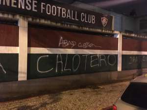 Torcedores do Flu picham Laranjeiras e mandam recado a Abad: “caloteiro”