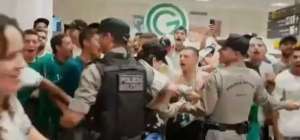 Policial que se empolgou com festa da torcida do Goiás pode ser punido