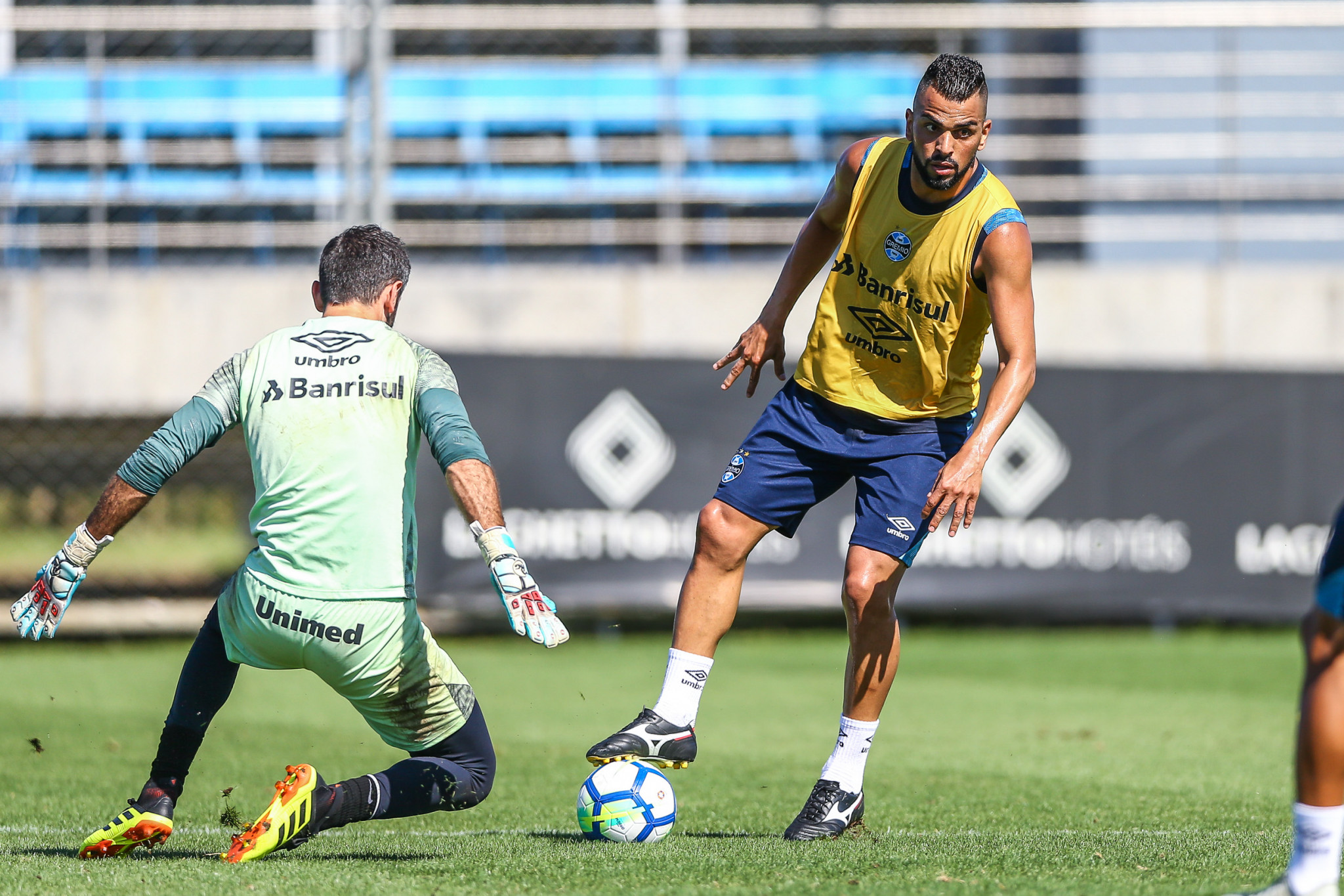 Renato comanda treino do Grêmio sem Geromel e Cícero para encarar o Flamengo