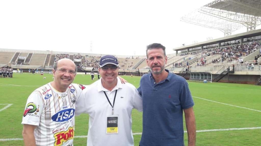 Prefeito de Votuporanga, João Dado; empresário Edivaldo Ferraz, da E&L Marketing Esportivo; e o presidente do Votuporanguense, Marcello Arenas Stringari