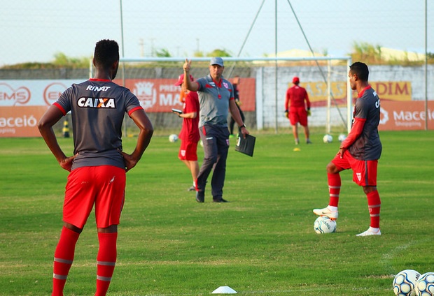 Série B: Treinador conversa com elenco do CRB para evitar relaxamento