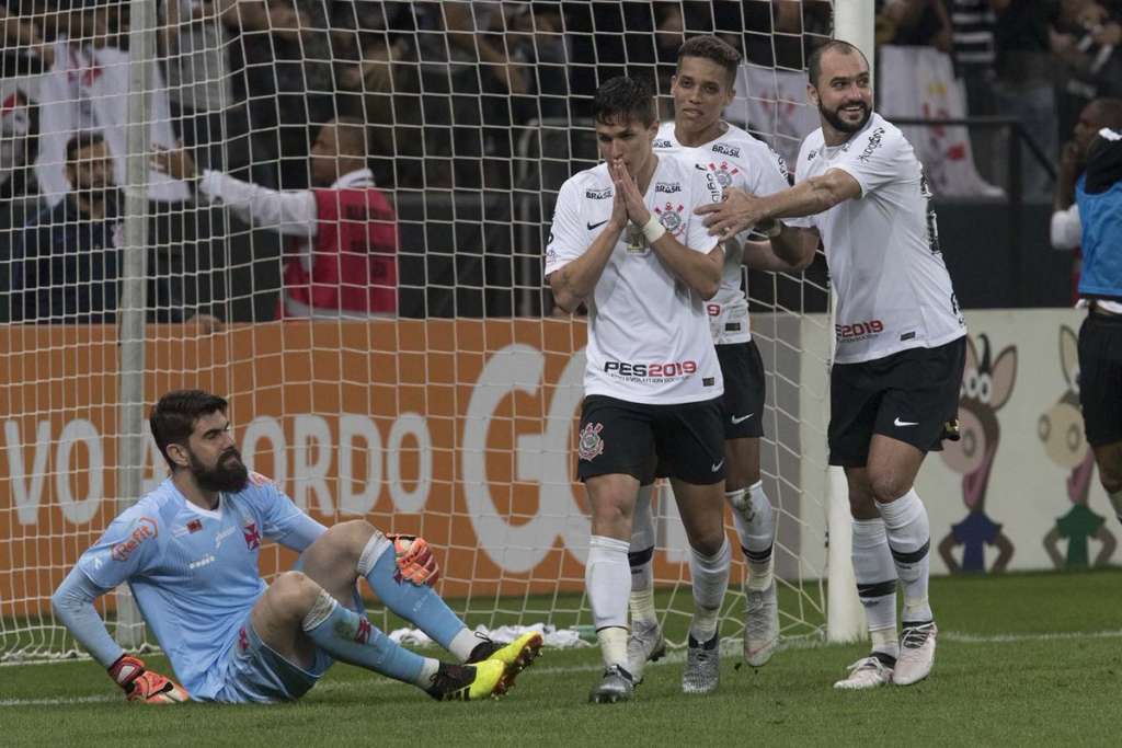 Jair divulga relacionados do Corinthians e repetirá escalação pela 1ª vez