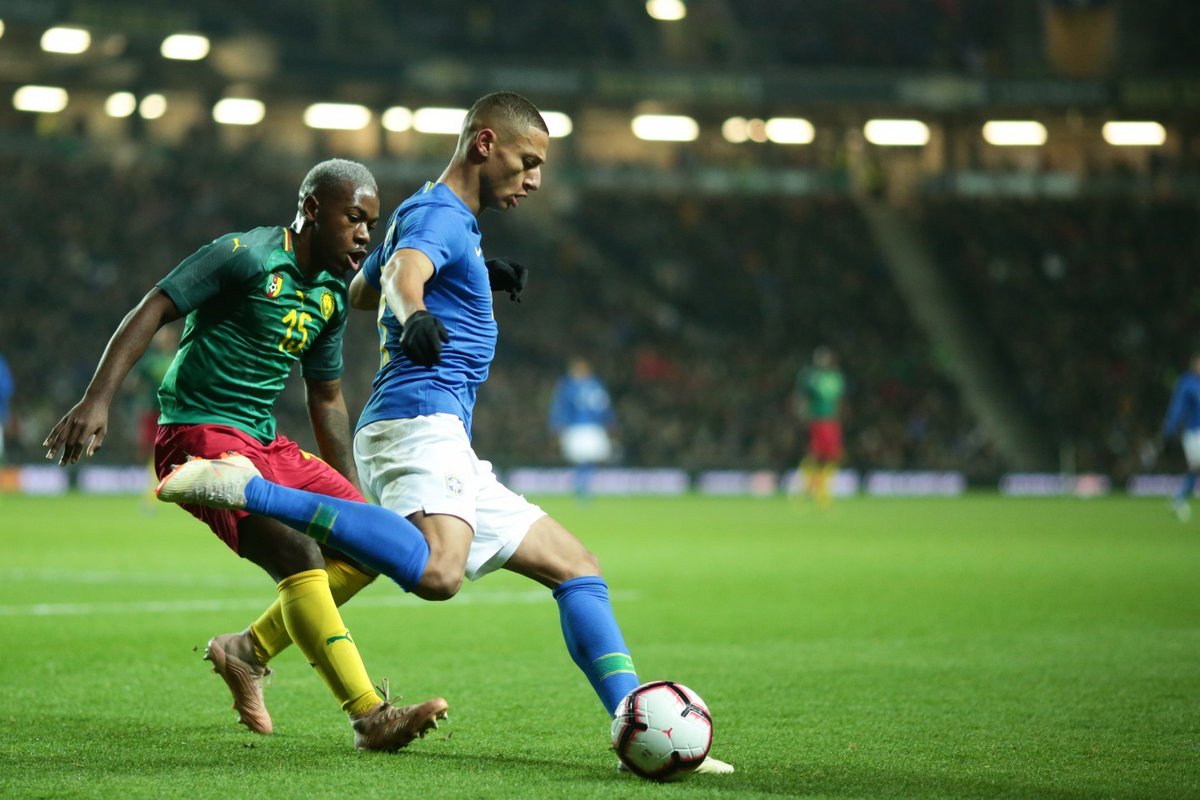 Richarlison aproveita chance e ameaça titulares do ataque da seleção brasileira