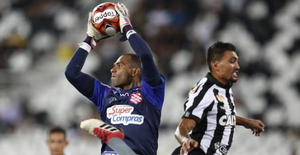 Carioca: Ex-goleiro de São Caetano e Taubaté se declara ao Bangu: “Sou muito feliz”