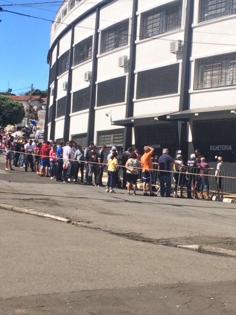 Torcida da Ponte Preta faz sua parte e restam apenas 600 ingressos para decisão com o Avaí