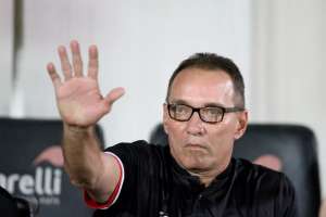 Torcida vai ao CT cobrar Vasco e quebra vidro do carro de PC Gusmão