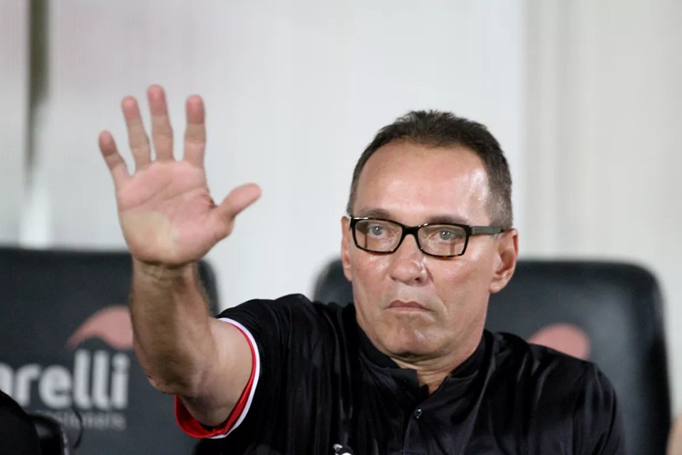 Torcida vai ao CT cobrar Vasco e quebra vidro do carro de PC Gusmão