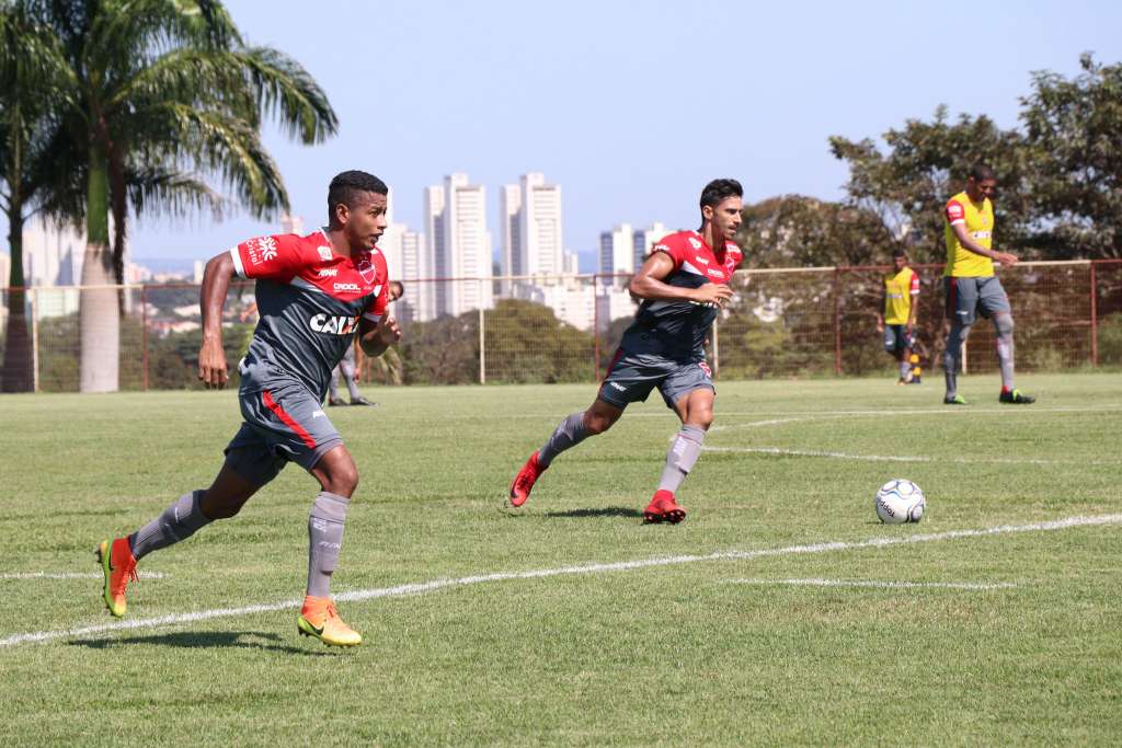 Maguinho (à esq.) e Geovane não vão continuar no Vila Nova na próxima temporada (Foto: Douglas Monteiro/Vila Nova)