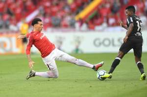 Jogadores do Inter mostram decepção em derrota para o Atlético-MG