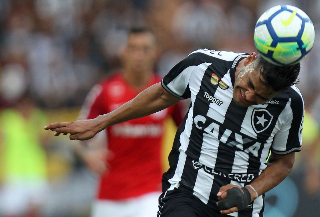 Frustrado, atacante do Botafogo fala em terminar o Brasileirão “com dignidade”