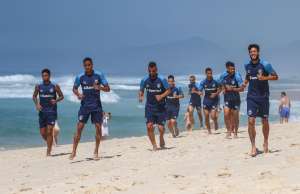 Após derrota, elenco do Grêmio treina na praia da Barra da Tijuca