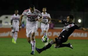 Vascaínos exaltam torcida e atuação de Fernando Miguel contra o São Paulo