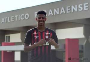 Ex-zagueiro do Santos assina contrato com Atlético-PR