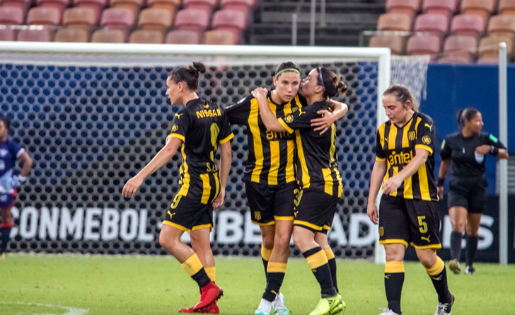 Lorena comemorou com suas companheiras a marcação do gol que abriu o caminho para a vitória, por 2 a 0, sobre o Unión Española - Divulgação