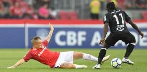 Atlético-MG tem voltas de lateral e volante,  ausência de zagueiro e dúvida no meio