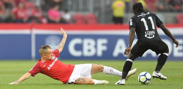 Atlético-MG tem voltas de lateral e volante,  ausência de zagueiro e dúvida no meio