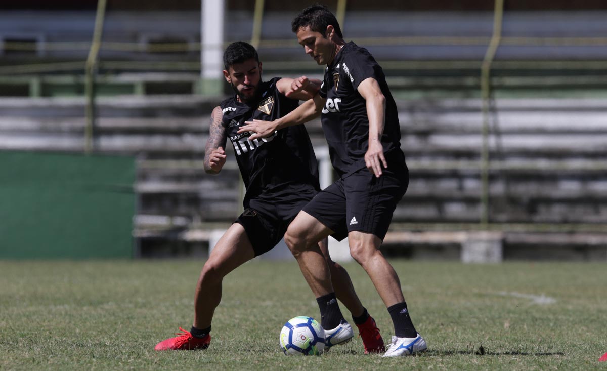 Após derrota e frustração, São Paulo treina no Rio de olho no Sport