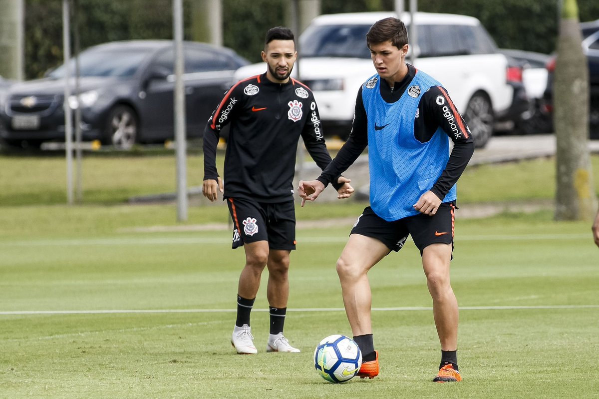 Com sombra de Carille no Corinthians, Jair evita coletiva e não revela escalação