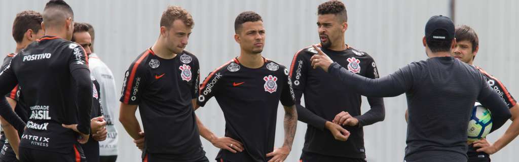 Jair conversou muito com os jogadores do Corinthians