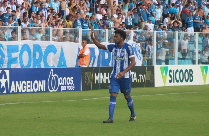 Série B: Após acesso à Série A, Betão revela salários atrasados no Avaí