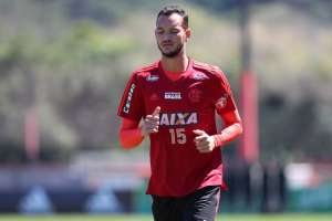 Machucado, Réver fica no Rio e desfalca o Flamengo contra o Cruzeiro