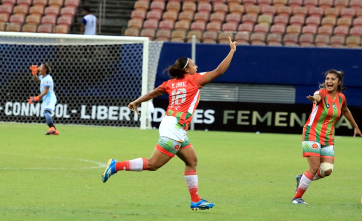 Lares Flores comemora o primeiro gol do jogo, que deu tranquilidade para o Flor de Pátria vencer o Cerro Porteño, por 3 a 0, na Arena da Amazônia. - Divulgação